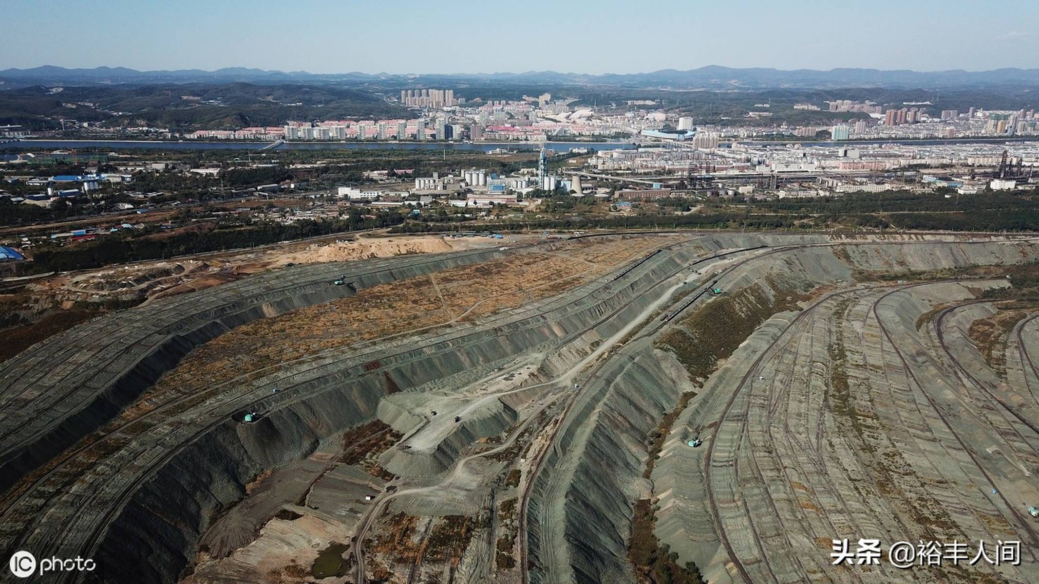 资源枯竭的“亚洲最大矿坑”,曾是“摇钱树”,如今变成深沟险壑