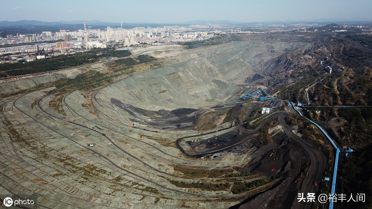 资源枯竭的“亚洲最大矿坑”,曾是“摇钱树”,如今变成深沟险壑
