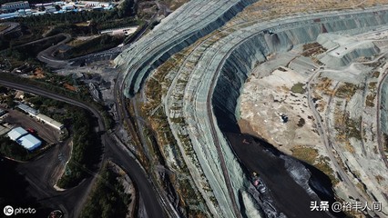 资源枯竭的“亚洲最大矿坑”,曾是“摇钱树”,如今变成深沟险壑