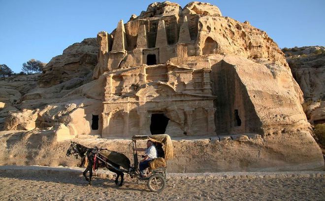 亚洲机智小国:极缺资源仅20公里海岸线,却硬是靠港口年挣200亿