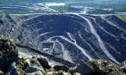 到处是黄金的城市:开采15年21万人死亡,如今一年工作70天